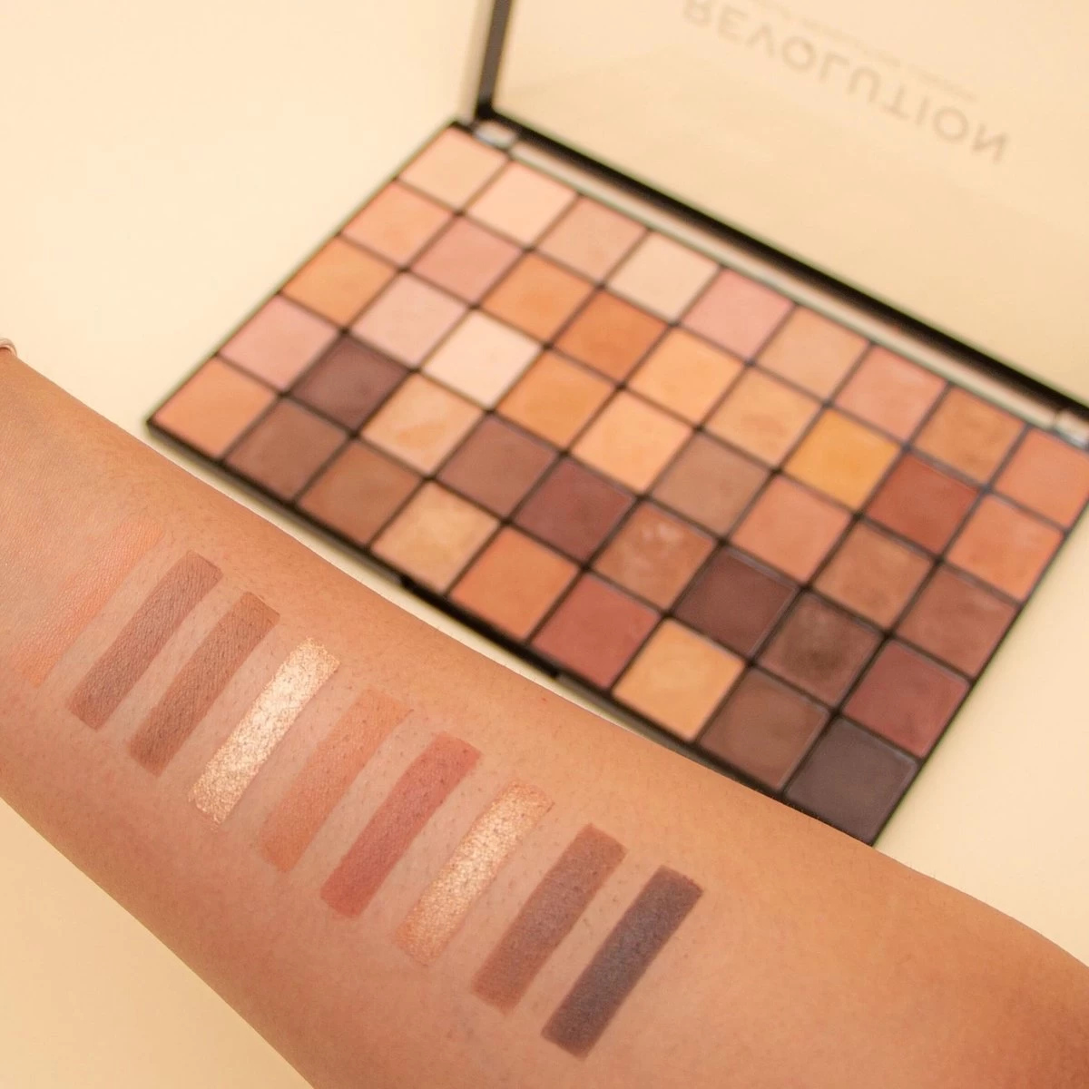 Makeup Revolution - Maxi Reloaded Palette - Nudes - Oogschaduw - Afbeelding 8