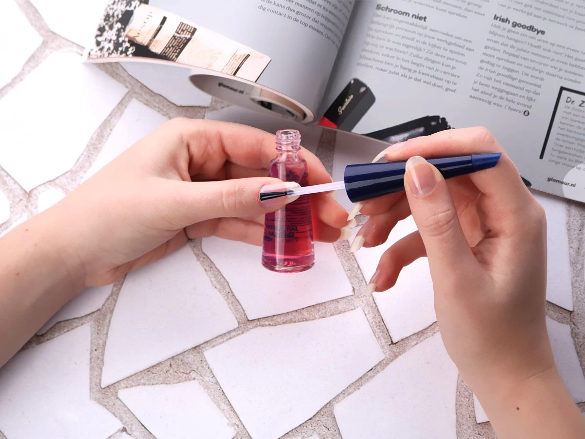 Herome Natural Nail Whitener Pink Glow - Accentueert De Natuurlijke Roze Kleur Van De Nagel - Maakt Nagelranden Witter - Camoufleert Verkleuringen - 10ml. - Afbeelding 7