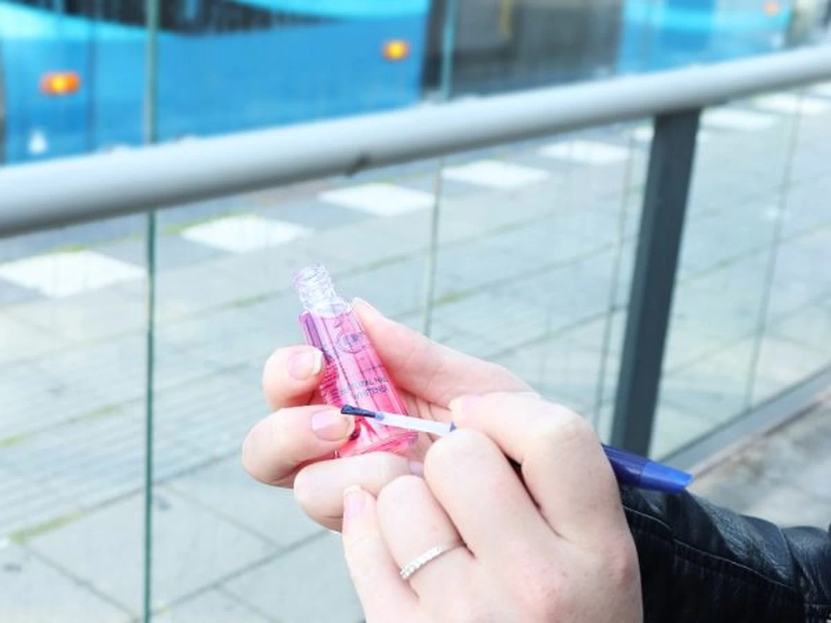 Herome Natural Nail Whitener Pink Glow - Accentueert De Natuurlijke Roze Kleur Van De Nagel - Maakt Nagelranden Witter - Camoufleert Verkleuringen - 10ml. - Afbeelding 11