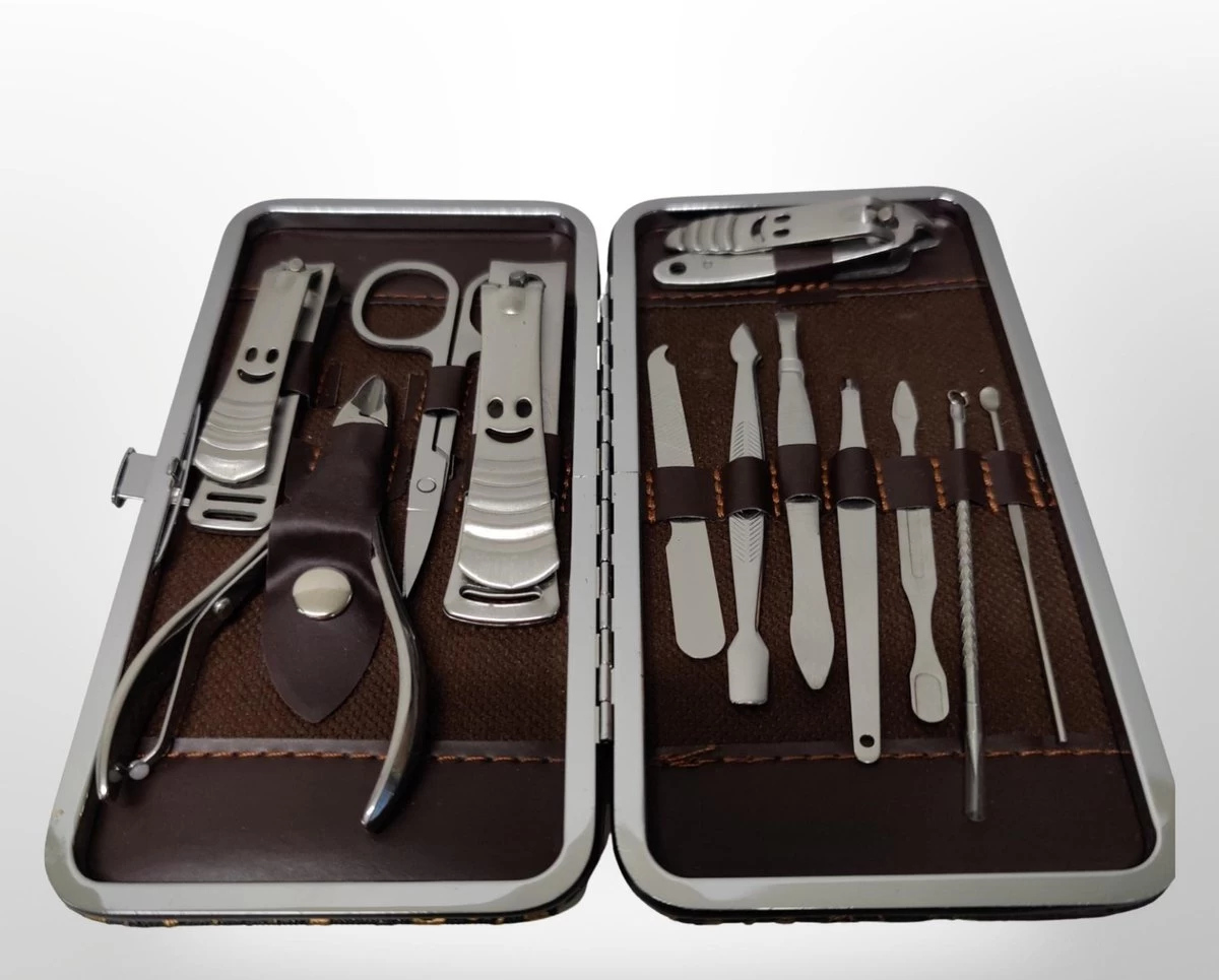 Merkloos Manicure & Pedicure Set - Uitgebreide 12-Delige RVS Nagel Gezicht Verzorging Set - Reisset Met Nagelknippers - Nageletui Manicureset Pedicureset Nagel Verzorging Nagelriem Trimmer Bokkenpoot & Nagelschaar - Met Lederen Etui - Afbeelding 4